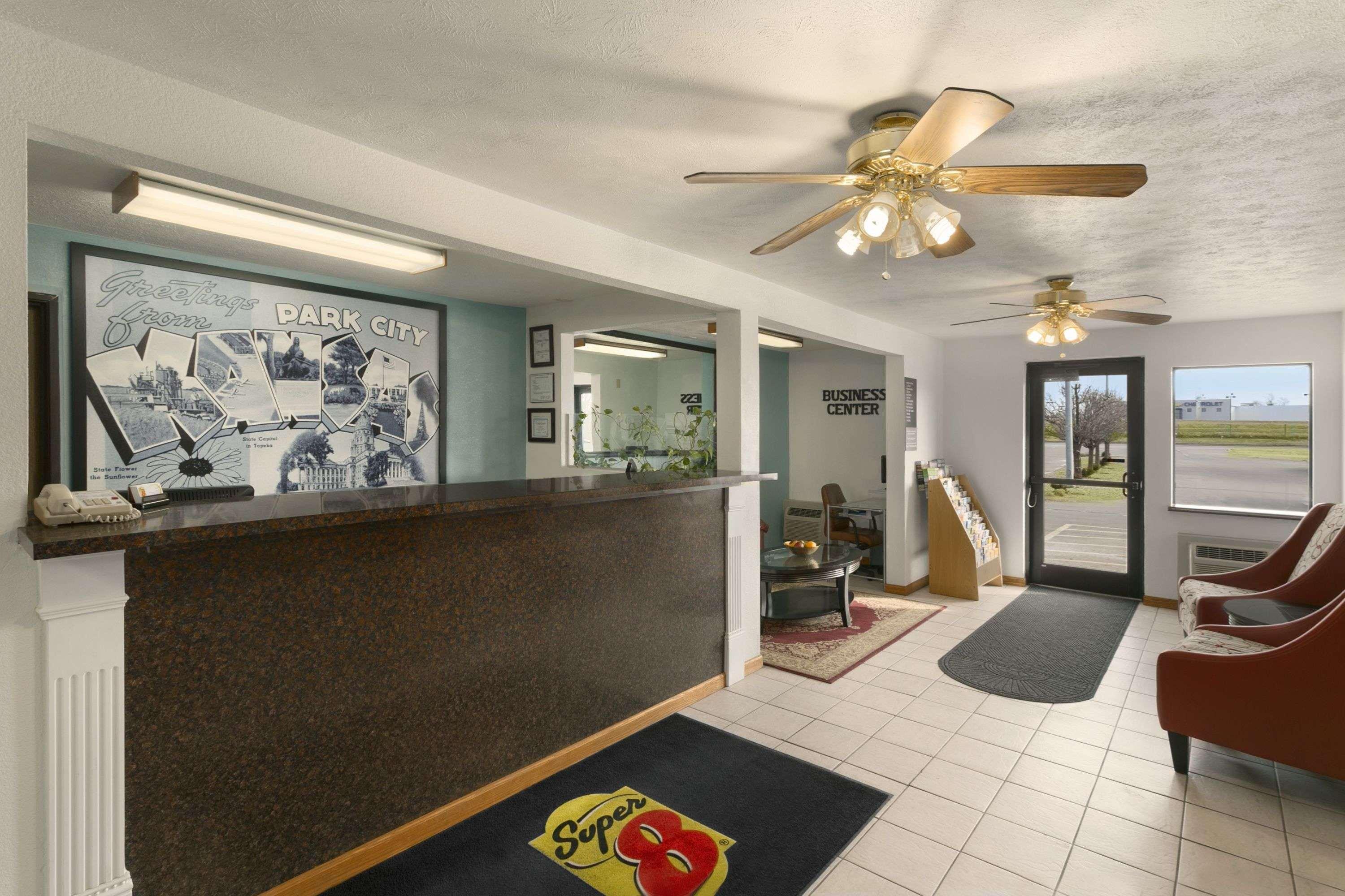 Super 8 By Wyndham Park City/North Wichita Area Exterior foto
